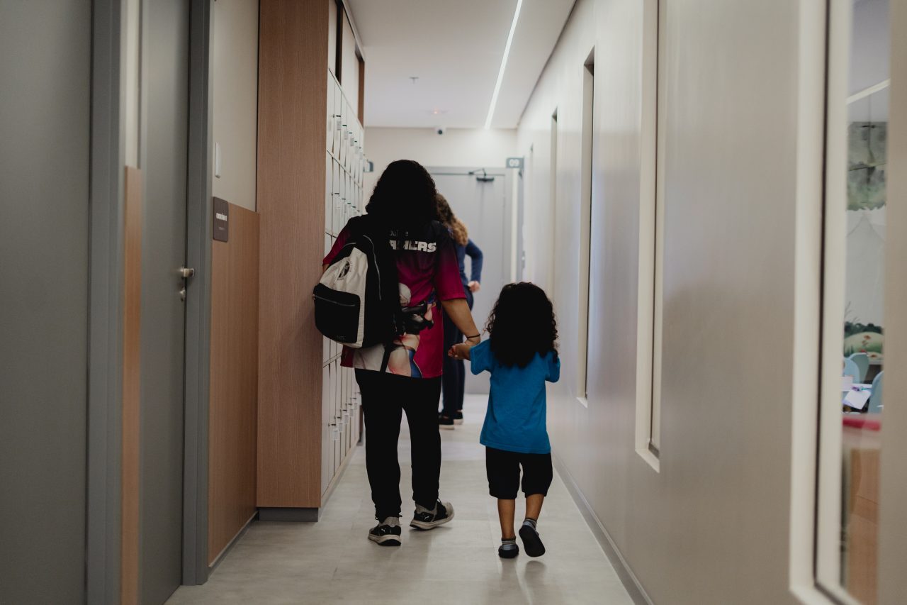 Mãe com criança indo para sala de consulta da inspirali em São Paulo. 